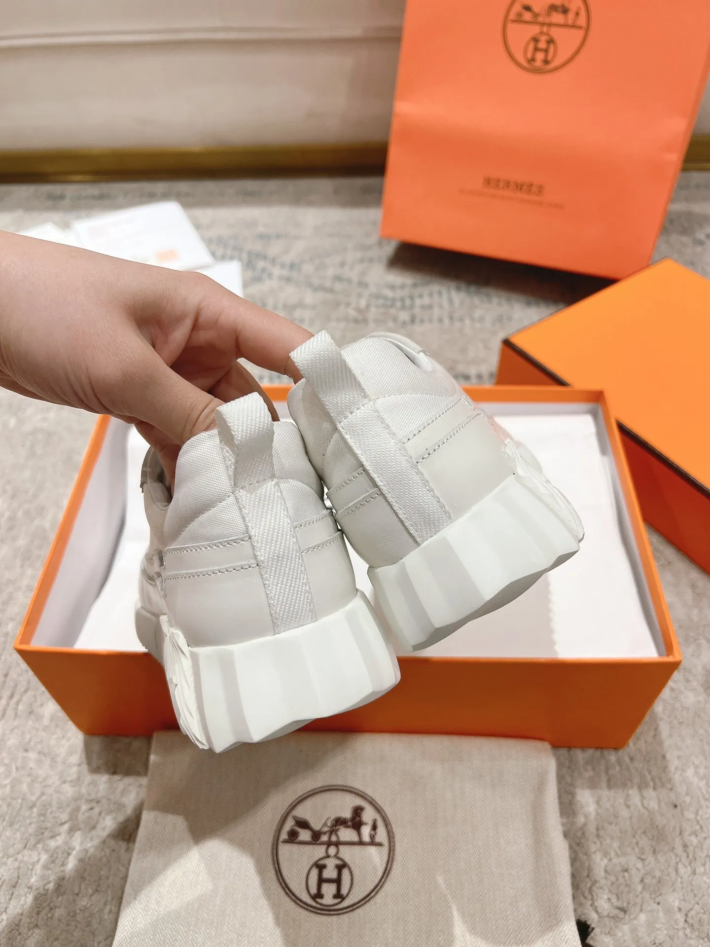 👟👟Ex-factory price 640👟👟 ‼ ️Top version 2024ss Hermès/Hermès new arrival in early autumn, casual shoes for couples👟Color-blocking design MM style, advanced fashion, simple and advanced, casual matching, very light and comfortable on the feet 🔘Upper: suede/cowhide 🔘Inner: sheepskin 🔘Outsole: original PU foam molding outsole 🔘Number of sizes: Women’s size 35-42 (40.41.42, custom made, non-refundable) Men’s size 39-46 (45.46, custom made, non-refundable) 🎁Original exquisite packaging